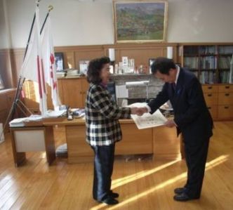 上田知事から感謝状を贈呈された母です