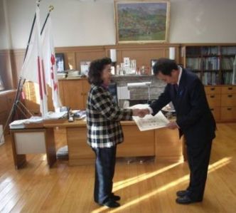 上田知事から感謝状を贈呈された母です 上田知事から感謝状を贈呈された母です
