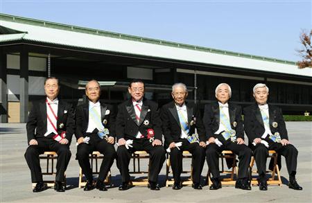 大綬章の親授式を終え、記念写真に納まる高久史麿日本医学会会長 （中央右）
