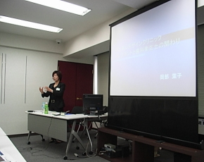 講演に熱が入るオーラルケア講師の岡部葉子先生