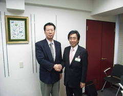 写真右が第２回国際審美学会大会会長の鈴木光雄先生